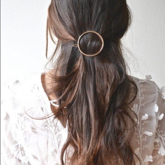 "Ring Around the Rosy" Minimalist Circle Clip - Picture 7 of 15